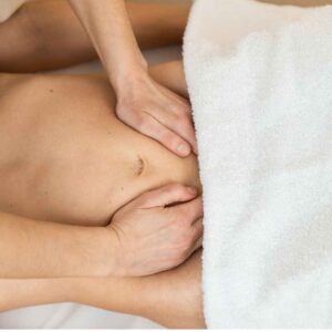 yoni massage med fokus på blid og omsorgsfuld behandling af underlivet for at fremme kropsbevidsthed og afslapning.